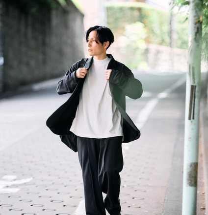 自社ブランドのウェアを着て歩く講師